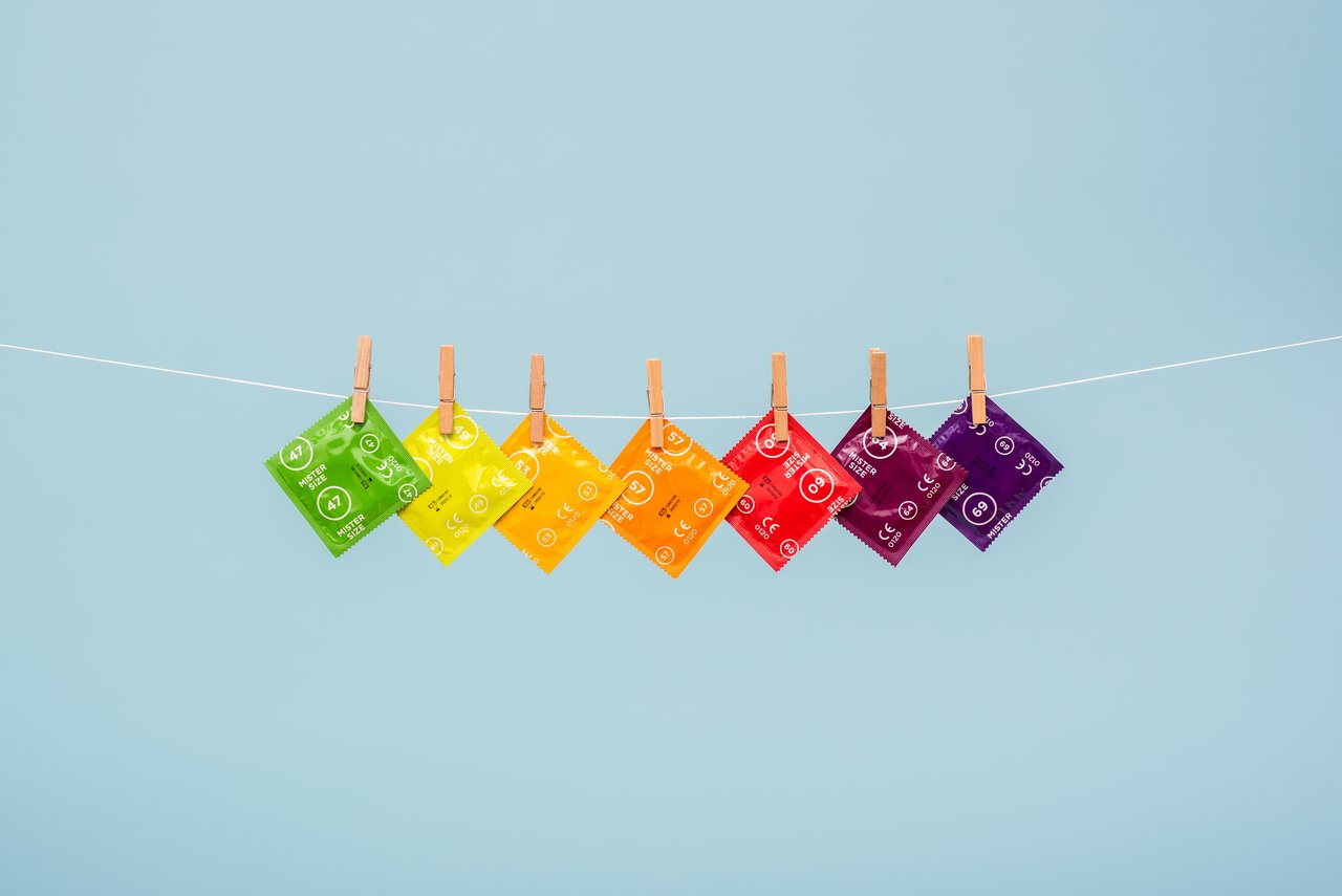 7 eri kondomikokoa Mister Size -yhtiöltä pyykkinarulla