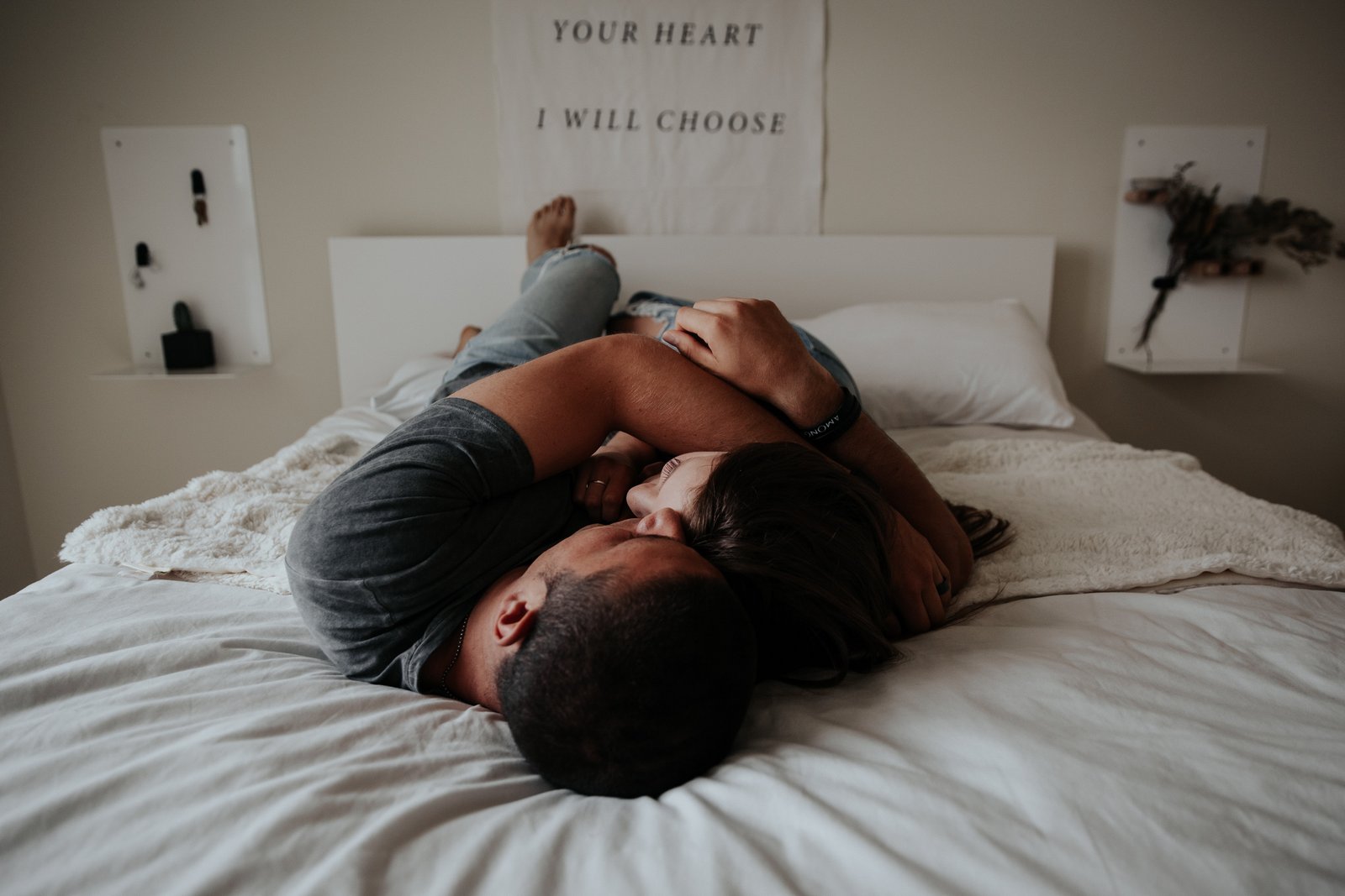 Mies, jolla ei ole erektiohäiriöitä tai potenssiongelmia, makaa sängyssä naisen vieressä, ja molemmat halailevat toisiaan.