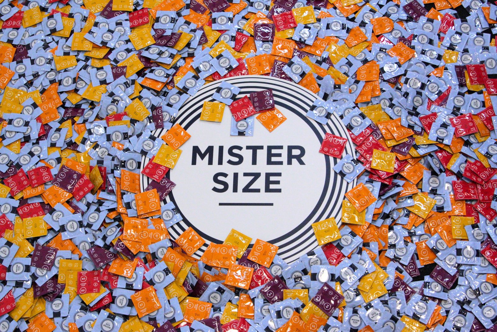 Erilaisia Mister Size -kondomeja, joissa on eri nimellisleveydet.