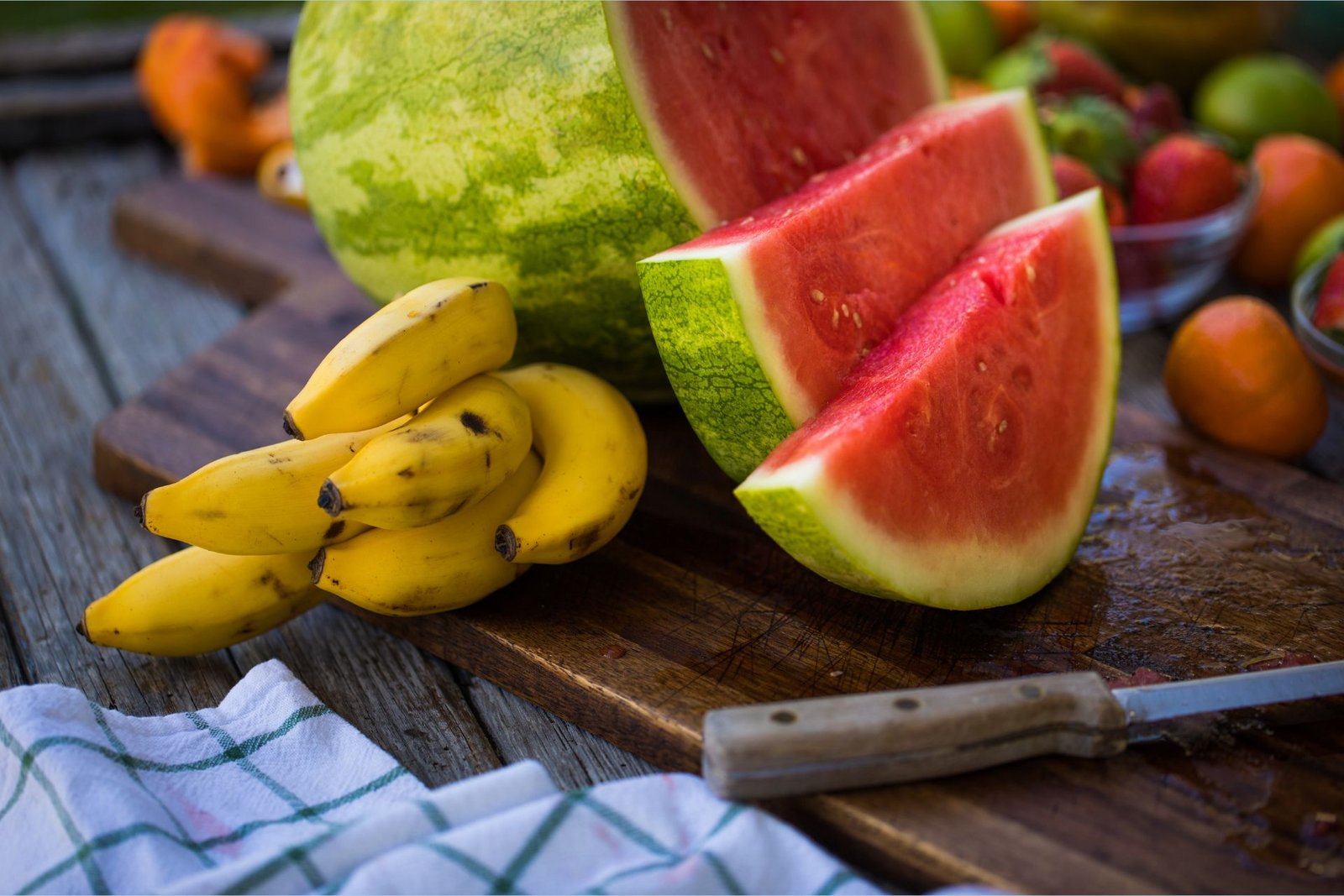 Kaliumrikkaat banaanit sijaitsevat leikkuulaudalla L-sitrulliinirikkaan vesimeloniviipaleen vieressä.