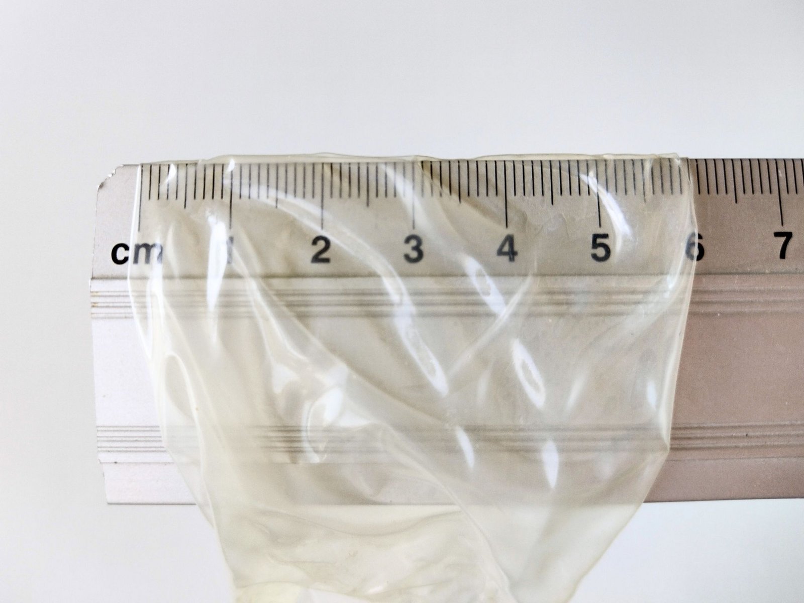 Kondomin nimellisleveys mitattuna viivoittimella.